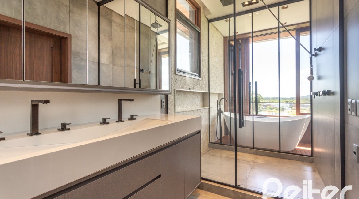 Casa em Condomínio à venda com 608m², 5 dormitórios, 5 suítes, 3 vagas, no bairro Terra Ville em PORTO ALEGRE