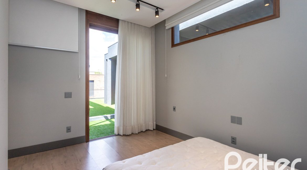 Casa em Condomínio à venda com 608m², 5 dormitórios, 5 suítes, 3 vagas, no bairro Terra Ville em PORTO ALEGRE