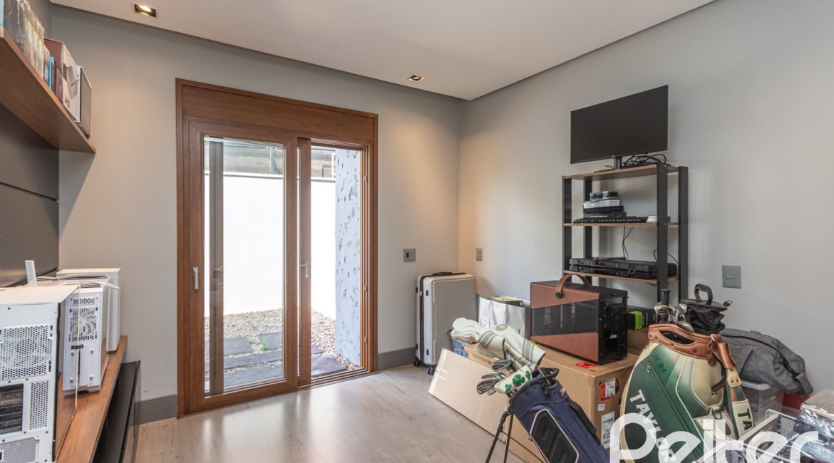 Casa em Condomínio à venda com 608m², 5 dormitórios, 5 suítes, 3 vagas, no bairro Terra Ville em PORTO ALEGRE