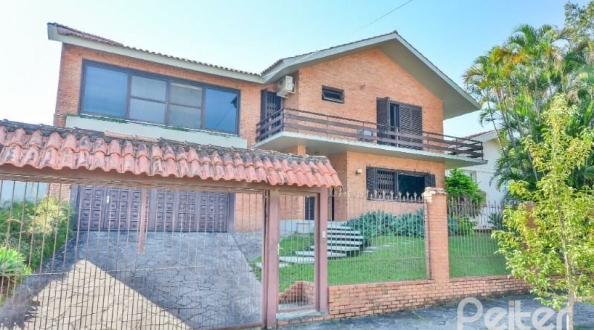 Casa à venda com 350m², 3 dormitórios, 1 suíte, 2 vagas, no bairro Vila Assunção em Porto Alegre