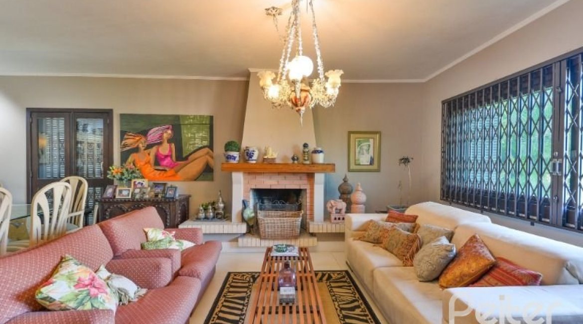 Casa à venda com 350m², 3 dormitórios, 1 suíte, 2 vagas, no bairro Vila Assunção em Porto Alegre