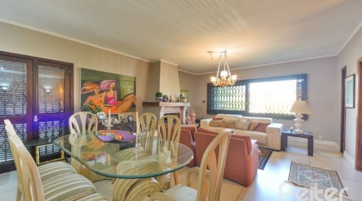 Casa à venda com 350m², 3 dormitórios, 1 suíte, 2 vagas, no bairro Vila Assunção em Porto Alegre