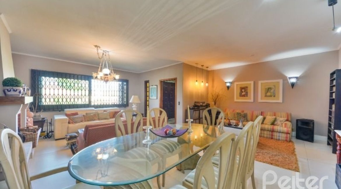 Casa à venda com 350m², 3 dormitórios, 1 suíte, 2 vagas, no bairro Vila Assunção em Porto Alegre