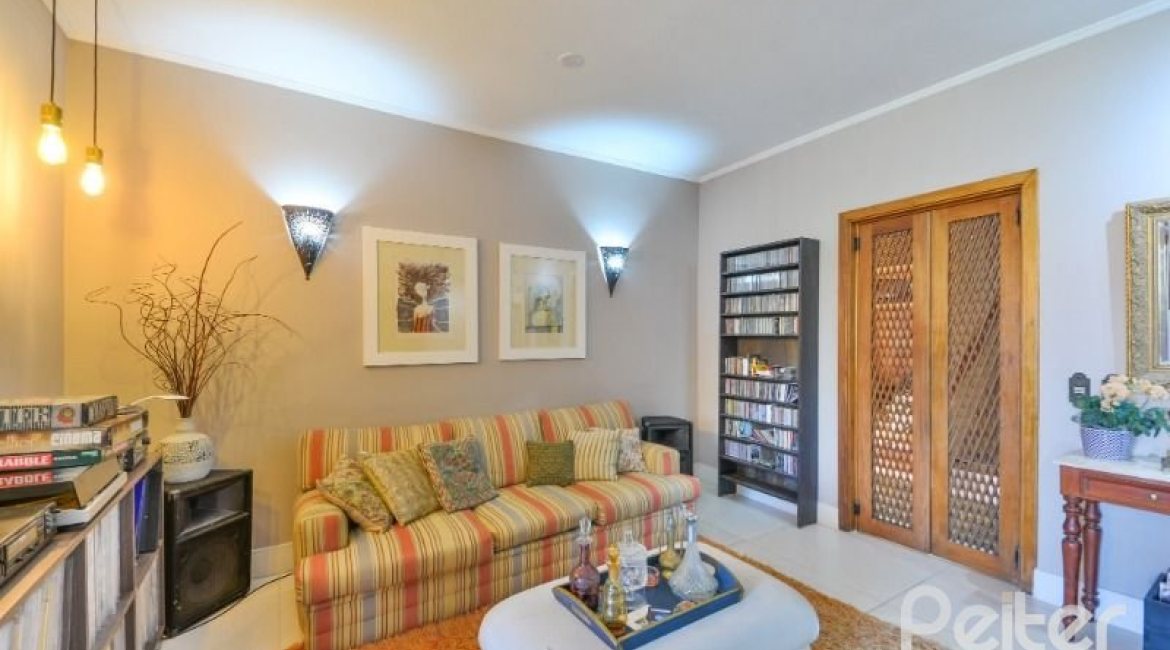 Casa à venda com 350m², 3 dormitórios, 1 suíte, 2 vagas, no bairro Vila Assunção em Porto Alegre