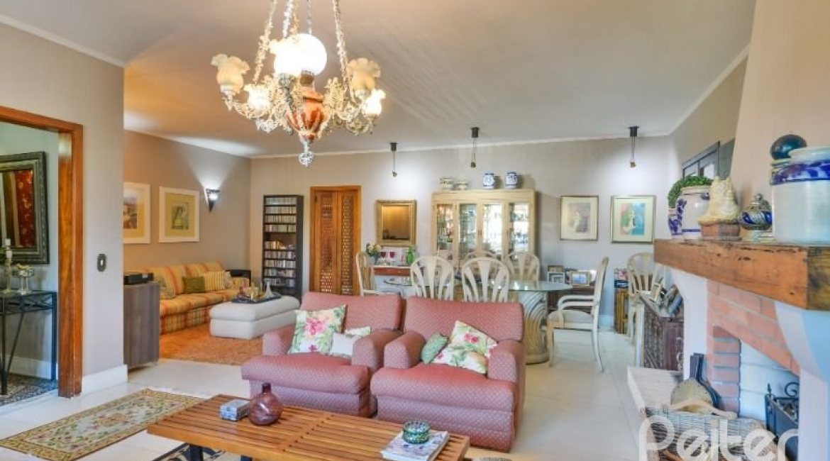 Casa à venda com 350m², 3 dormitórios, 1 suíte, 2 vagas, no bairro Vila Assunção em Porto Alegre