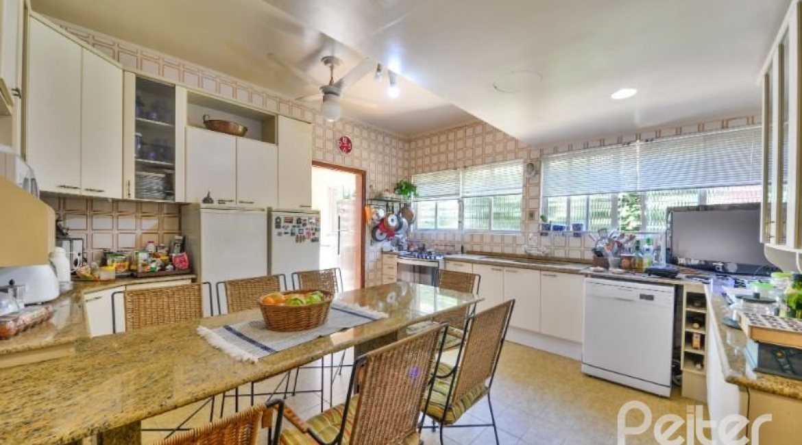 Casa à venda com 350m², 3 dormitórios, 1 suíte, 2 vagas, no bairro Vila Assunção em Porto Alegre