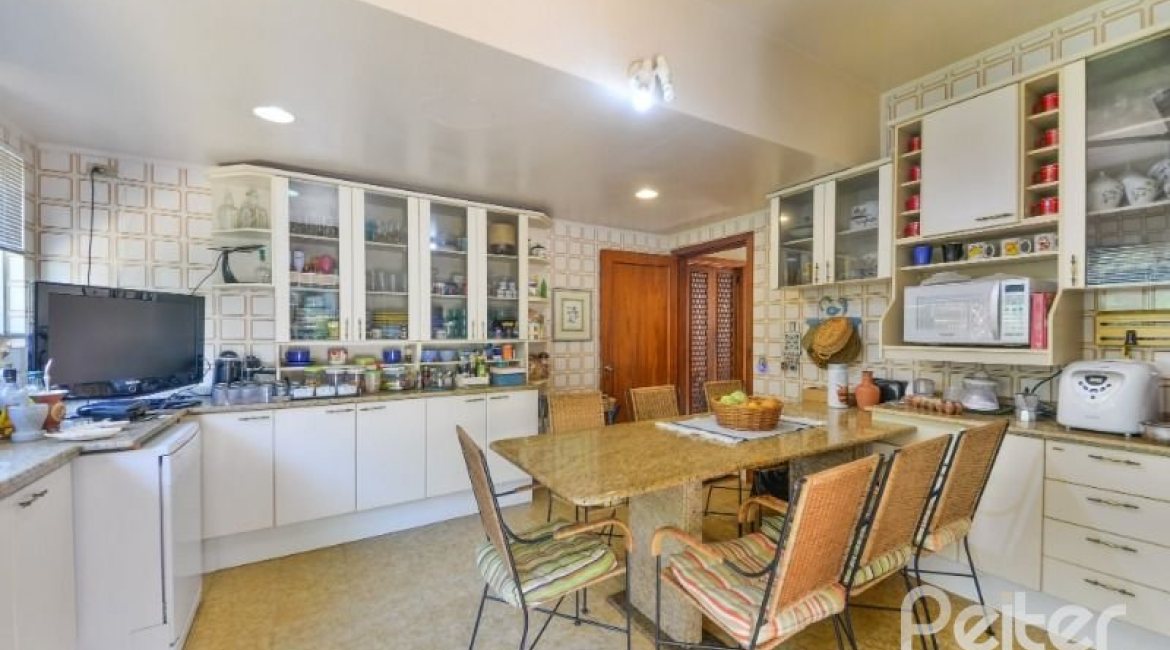 Casa à venda com 350m², 3 dormitórios, 1 suíte, 2 vagas, no bairro Vila Assunção em Porto Alegre