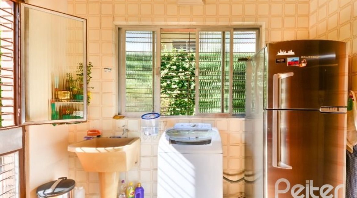 Casa à venda com 350m², 3 dormitórios, 1 suíte, 2 vagas, no bairro Vila Assunção em Porto Alegre