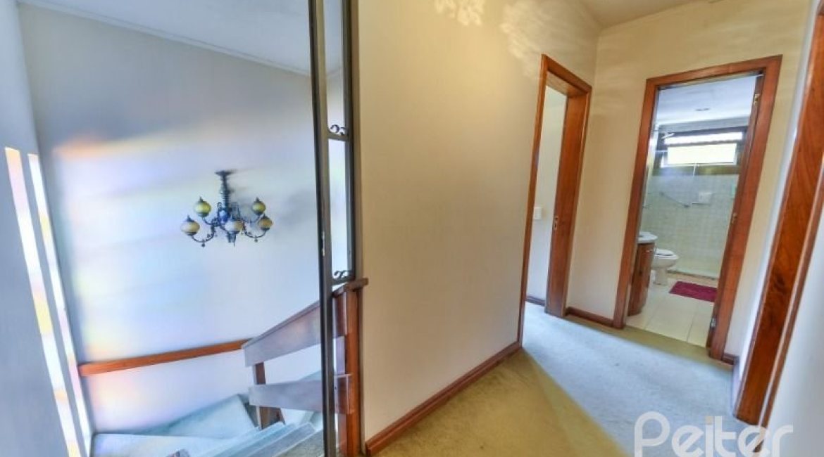 Casa à venda com 350m², 3 dormitórios, 1 suíte, 2 vagas, no bairro Vila Assunção em Porto Alegre