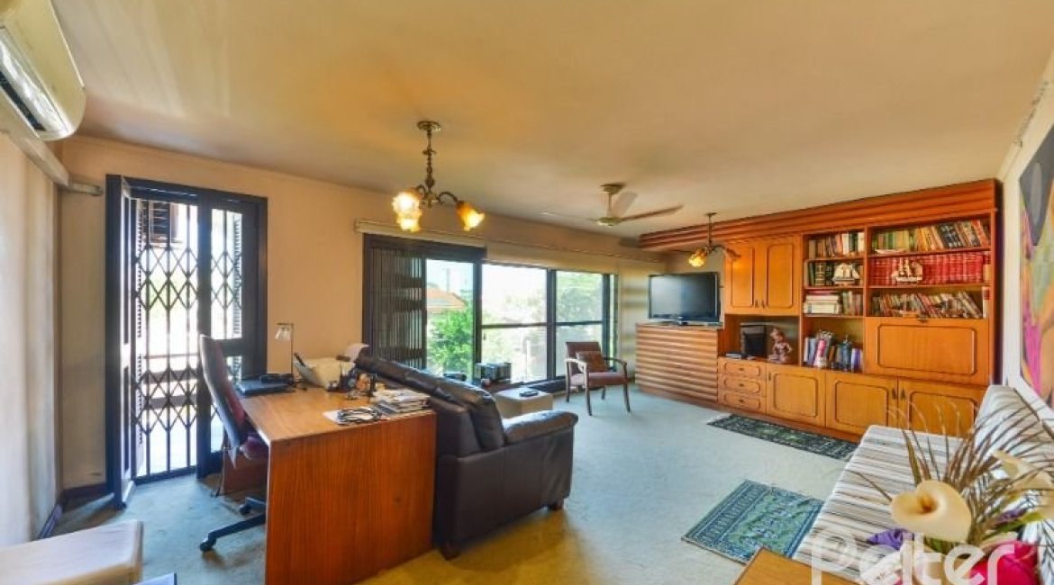 Casa à venda com 350m², 3 dormitórios, 1 suíte, 2 vagas, no bairro Vila Assunção em Porto Alegre