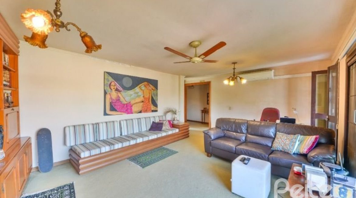 Casa à venda com 350m², 3 dormitórios, 1 suíte, 2 vagas, no bairro Vila Assunção em Porto Alegre