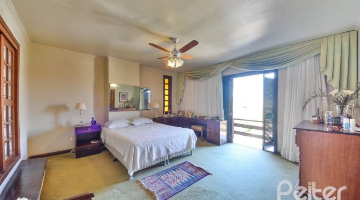 Casa à venda com 350m², 3 dormitórios, 1 suíte, 2 vagas, no bairro Vila Assunção em Porto Alegre