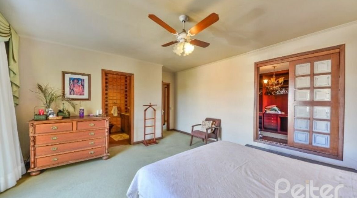 Casa à venda com 350m², 3 dormitórios, 1 suíte, 2 vagas, no bairro Vila Assunção em Porto Alegre