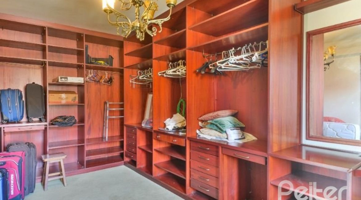 Casa à venda com 350m², 3 dormitórios, 1 suíte, 2 vagas, no bairro Vila Assunção em Porto Alegre