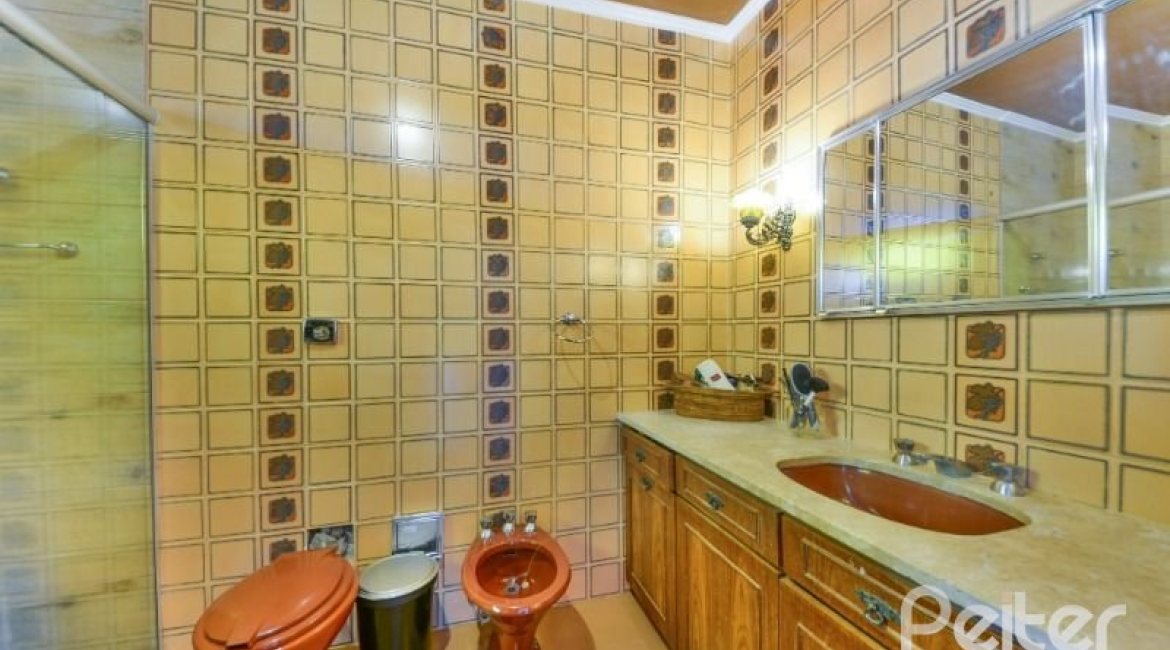 Casa à venda com 350m², 3 dormitórios, 1 suíte, 2 vagas, no bairro Vila Assunção em Porto Alegre