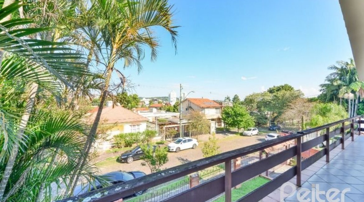 Casa à venda com 350m², 3 dormitórios, 1 suíte, 2 vagas, no bairro Vila Assunção em Porto Alegre