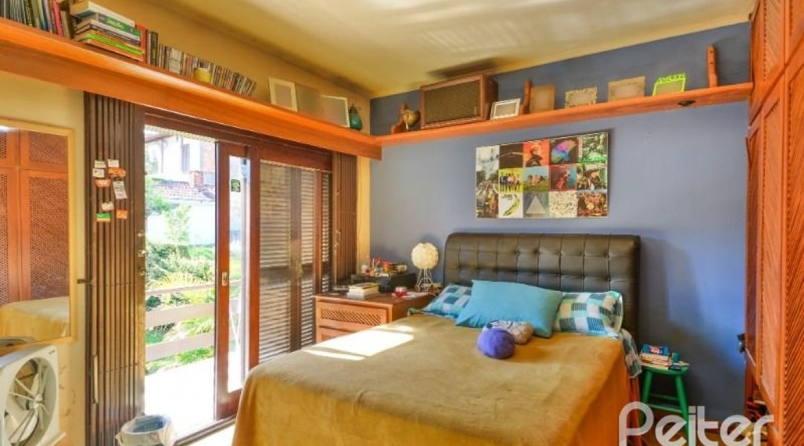 Casa à venda com 350m², 3 dormitórios, 1 suíte, 2 vagas, no bairro Vila Assunção em Porto Alegre