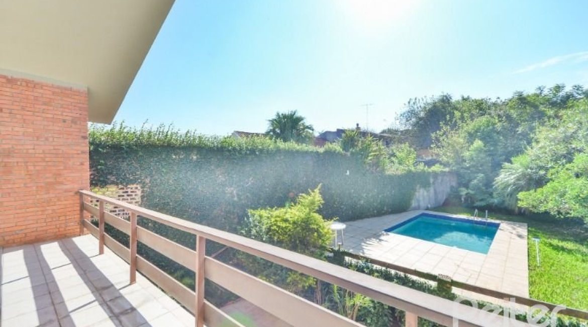 Casa à venda com 350m², 3 dormitórios, 1 suíte, 2 vagas, no bairro Vila Assunção em Porto Alegre