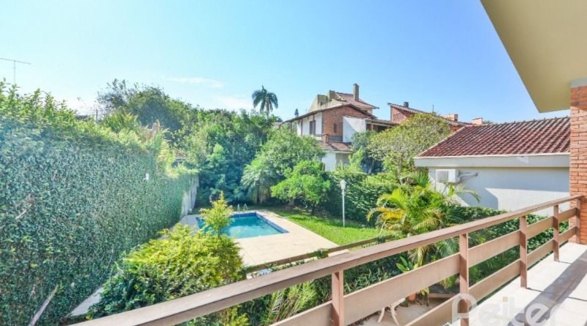 Casa à venda com 350m², 3 dormitórios, 1 suíte, 2 vagas, no bairro Vila Assunção em Porto Alegre