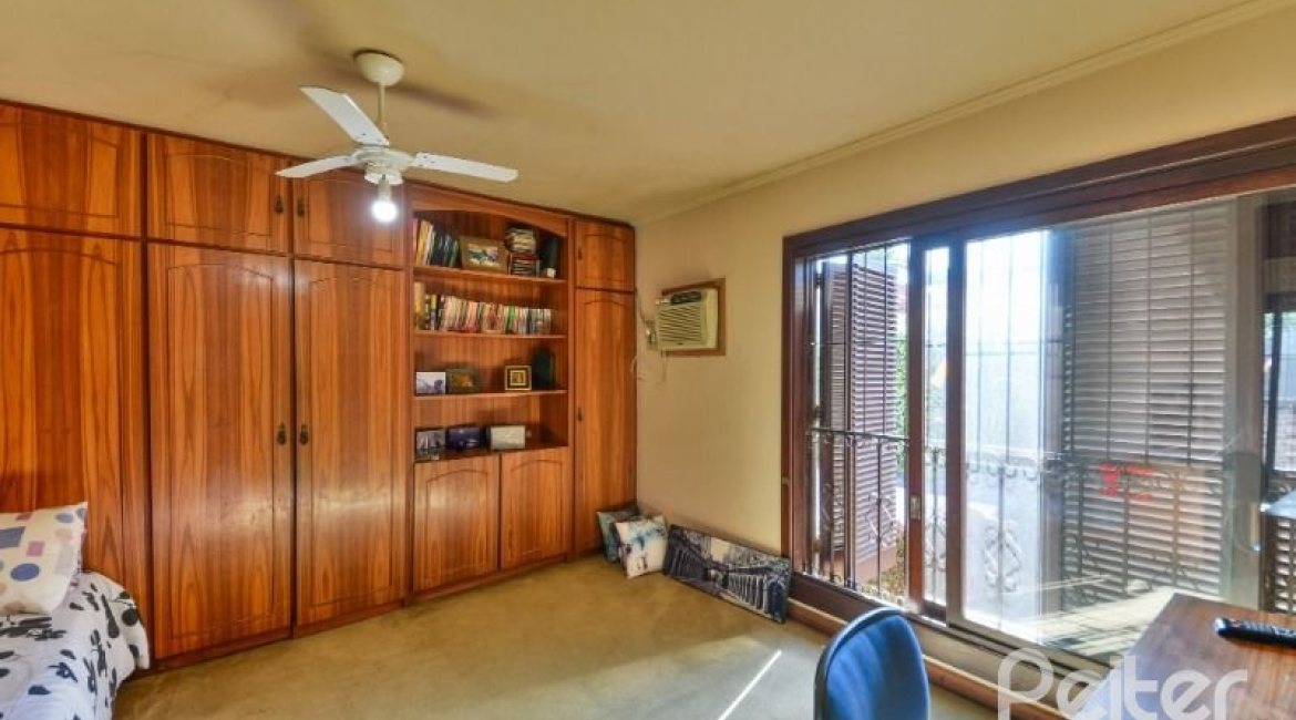 Casa à venda com 350m², 3 dormitórios, 1 suíte, 2 vagas, no bairro Vila Assunção em Porto Alegre