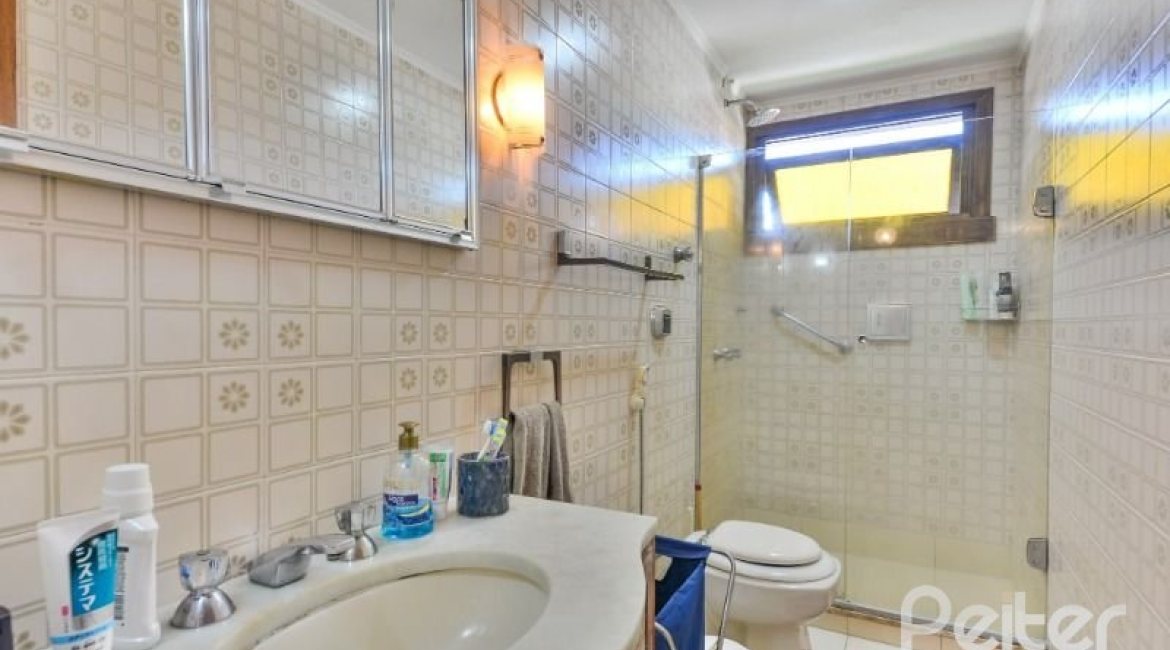 Casa à venda com 350m², 3 dormitórios, 1 suíte, 2 vagas, no bairro Vila Assunção em Porto Alegre