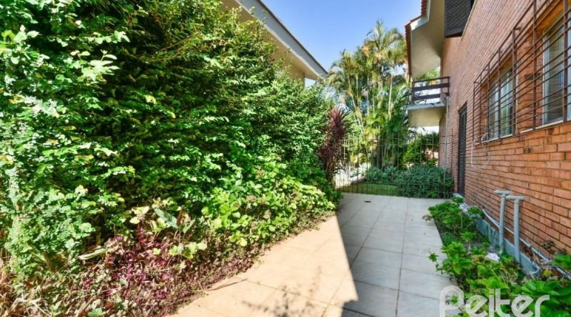 Casa à venda com 350m², 3 dormitórios, 1 suíte, 2 vagas, no bairro Vila Assunção em Porto Alegre