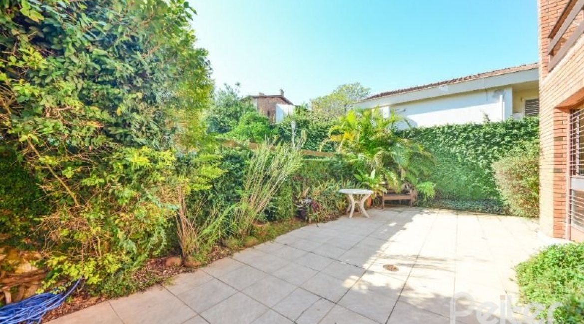 Casa à venda com 350m², 3 dormitórios, 1 suíte, 2 vagas, no bairro Vila Assunção em Porto Alegre