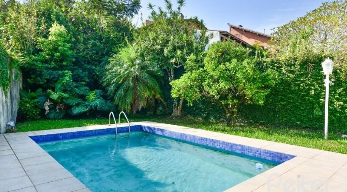 Casa à venda com 350m², 3 dormitórios, 1 suíte, 2 vagas, no bairro Vila Assunção em Porto Alegre