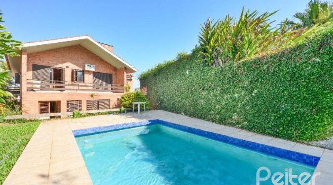 Casa à venda com 350m², 3 dormitórios, 1 suíte, 2 vagas, no bairro Vila Assunção em Porto Alegre