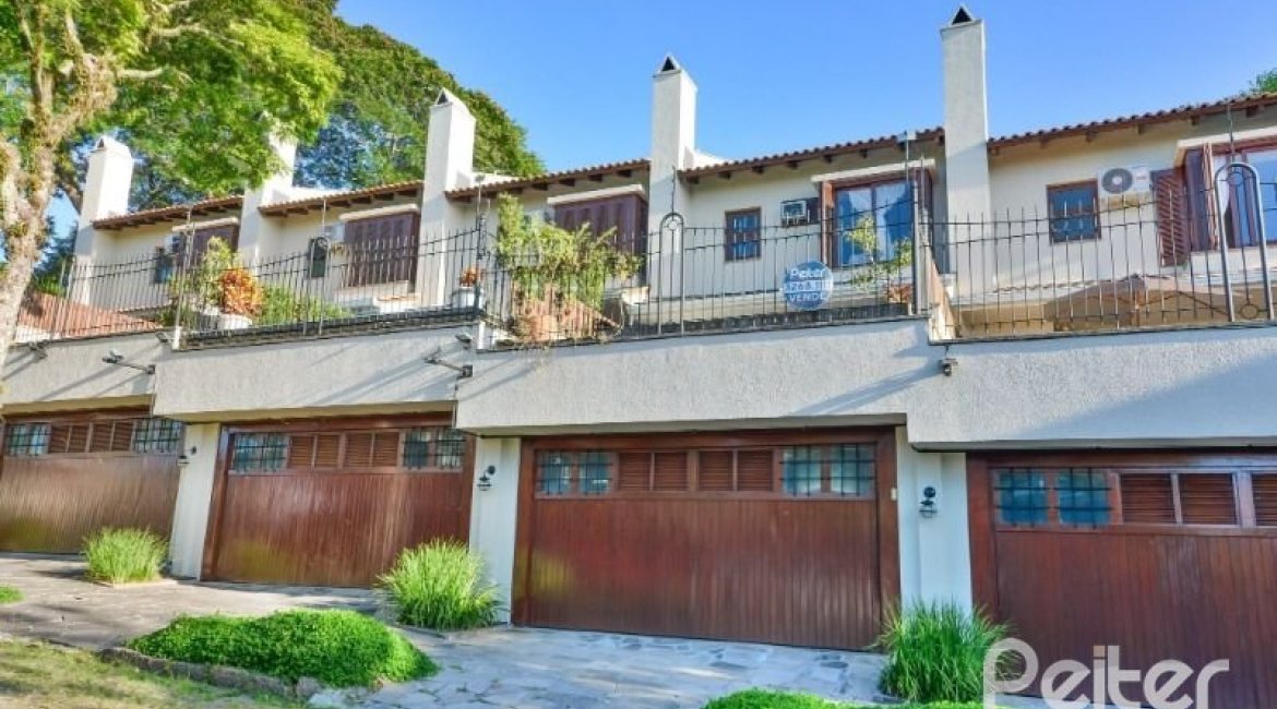 Casa em Condomínio à venda com 245m², 3 dormitórios, 1 suíte, 3 vagas, no bairro Vila Assunção em Porto Alegre