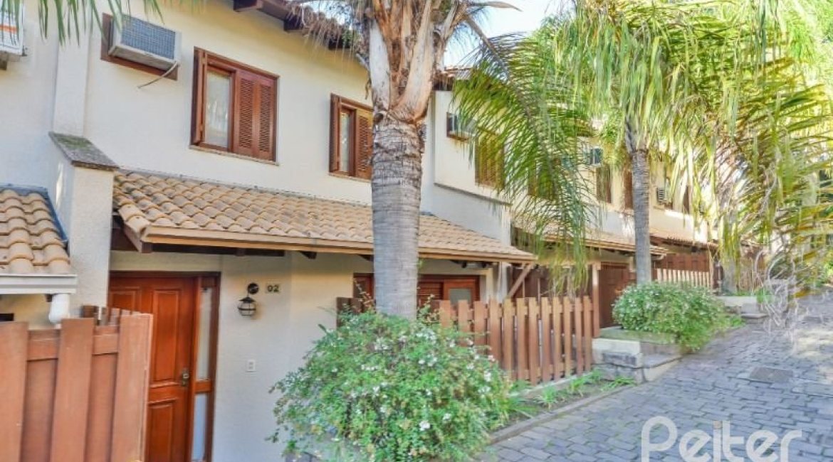 Casa em Condomínio à venda com 245m², 3 dormitórios, 1 suíte, 3 vagas, no bairro Vila Assunção em Porto Alegre