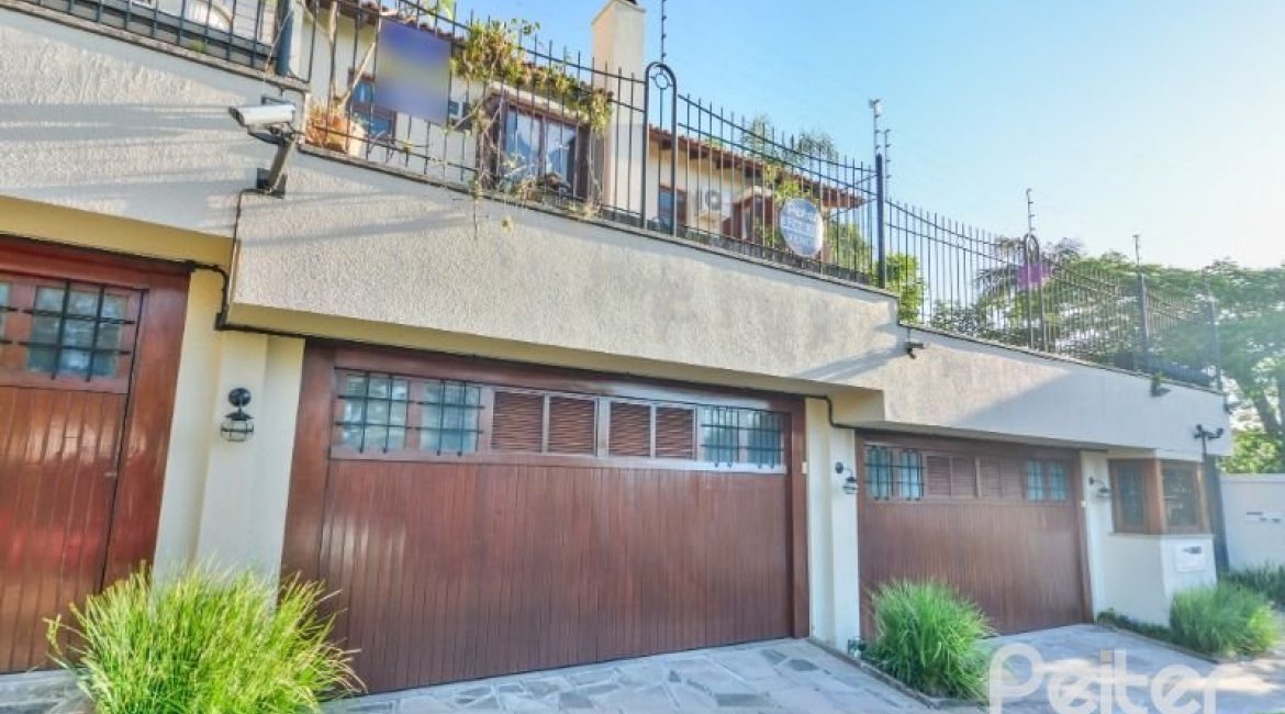 Casa em Condomínio à venda com 245m², 3 dormitórios, 1 suíte, 3 vagas, no bairro Vila Assunção em Porto Alegre