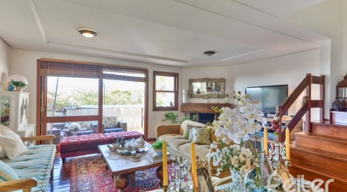 Casa em Condomínio à venda com 245m², 3 dormitórios, 1 suíte, 3 vagas, no bairro Vila Assunção em Porto Alegre