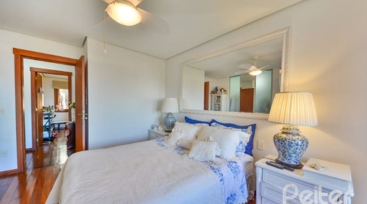 Casa em Condomínio à venda com 245m², 3 dormitórios, 1 suíte, 3 vagas, no bairro Vila Assunção em Porto Alegre