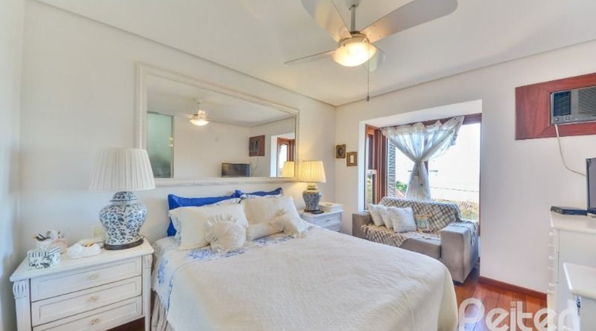 Casa em Condomínio à venda com 245m², 3 dormitórios, 1 suíte, 3 vagas, no bairro Vila Assunção em Porto Alegre