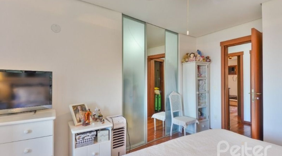 Casa em Condomínio à venda com 245m², 3 dormitórios, 1 suíte, 3 vagas, no bairro Vila Assunção em Porto Alegre