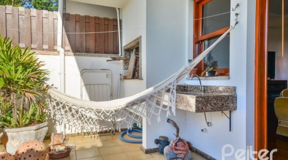 Casa em Condomínio à venda com 245m², 3 dormitórios, 1 suíte, 3 vagas, no bairro Vila Assunção em Porto Alegre