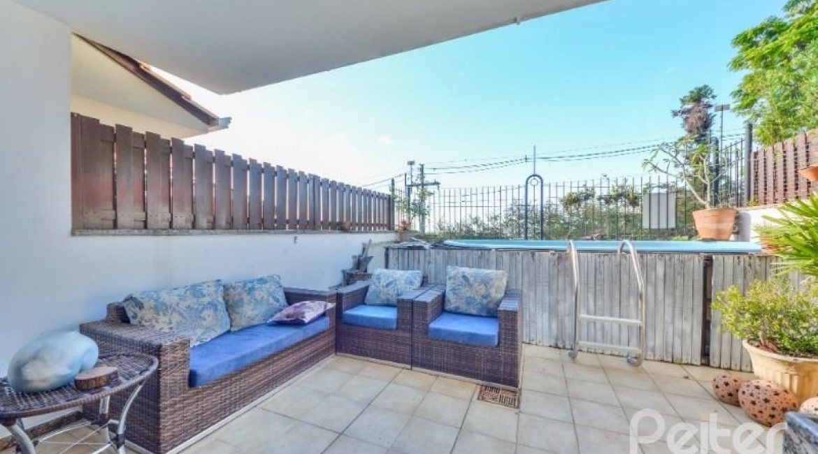 Casa em Condomínio à venda com 245m², 3 dormitórios, 1 suíte, 3 vagas, no bairro Vila Assunção em Porto Alegre