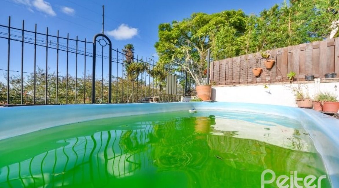 Casa em Condomínio à venda com 245m², 3 dormitórios, 1 suíte, 3 vagas, no bairro Vila Assunção em Porto Alegre