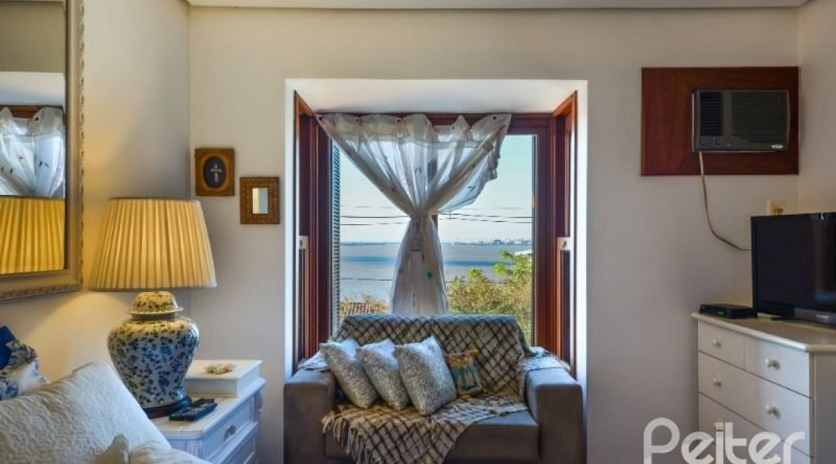 Casa em Condomínio à venda com 245m², 3 dormitórios, 1 suíte, 3 vagas, no bairro Vila Assunção em Porto Alegre