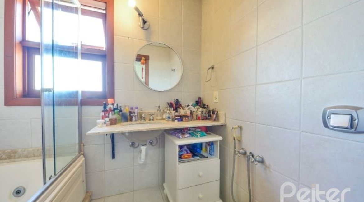 Casa em Condomínio à venda com 245m², 3 dormitórios, 1 suíte, 3 vagas, no bairro Vila Assunção em Porto Alegre