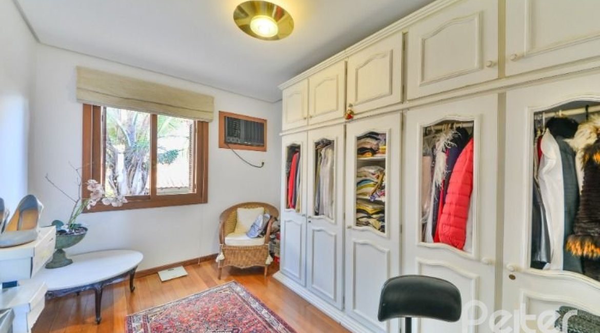 Casa em Condomínio à venda com 245m², 3 dormitórios, 1 suíte, 3 vagas, no bairro Vila Assunção em Porto Alegre