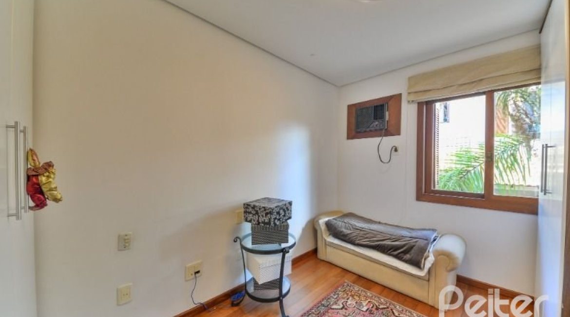 Casa em Condomínio à venda com 245m², 3 dormitórios, 1 suíte, 3 vagas, no bairro Vila Assunção em Porto Alegre