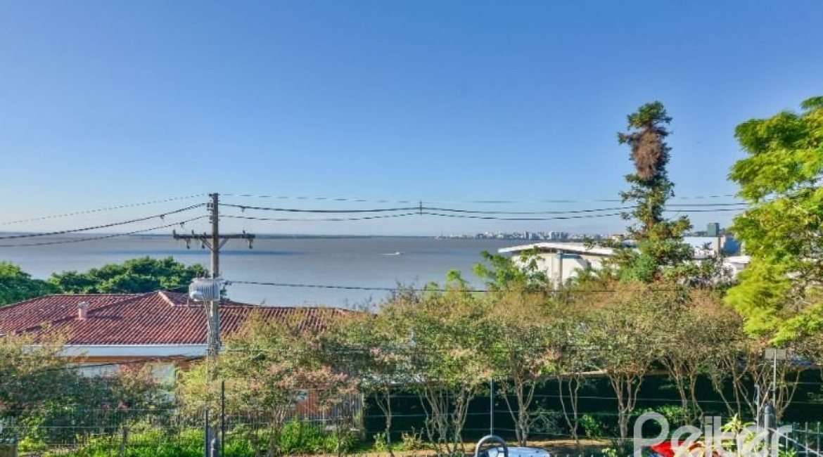 Casa em Condomínio à venda com 245m², 3 dormitórios, 1 suíte, 3 vagas, no bairro Vila Assunção em Porto Alegre