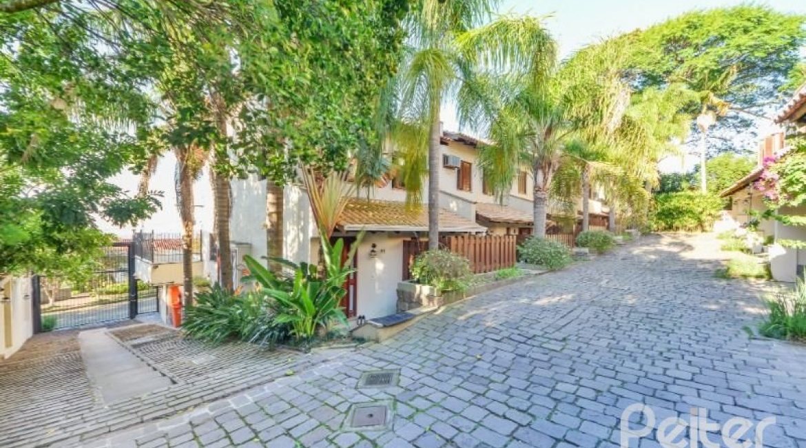 Casa em Condomínio à venda com 245m², 3 dormitórios, 1 suíte, 3 vagas, no bairro Vila Assunção em Porto Alegre