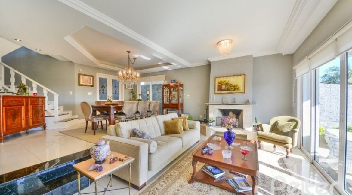 Casa à venda com 399m², 3 dormitórios, 3 suítes, 4 vagas, no bairro Nonoai em Porto Alegre