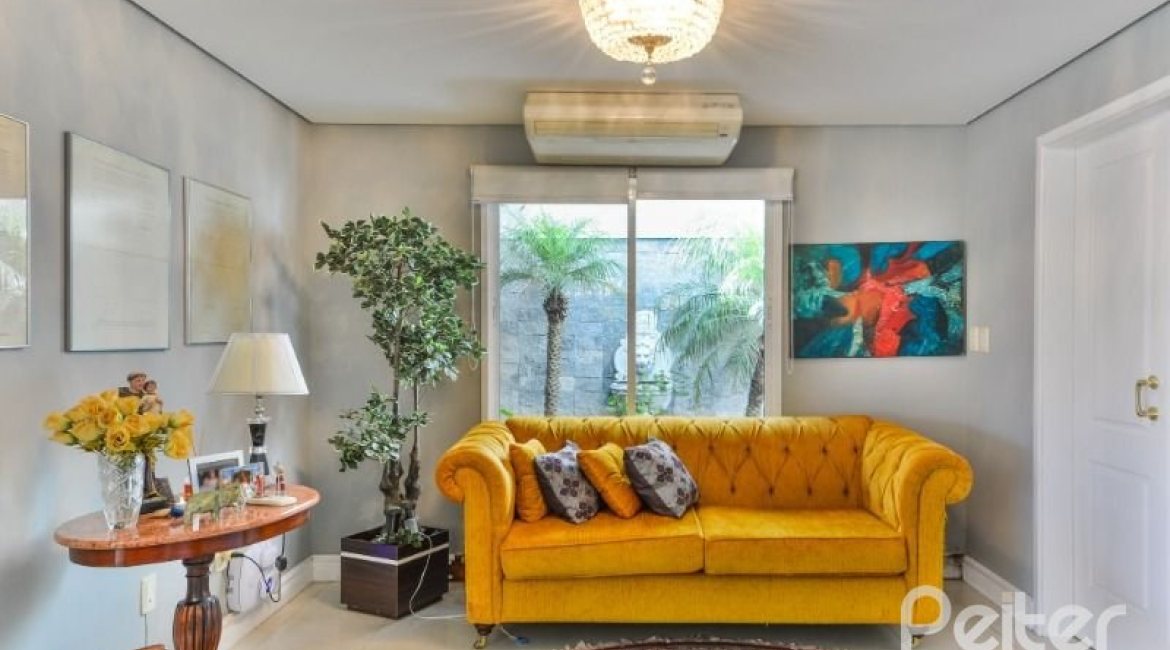 Casa à venda com 399m², 3 dormitórios, 3 suítes, 4 vagas, no bairro Nonoai em Porto Alegre