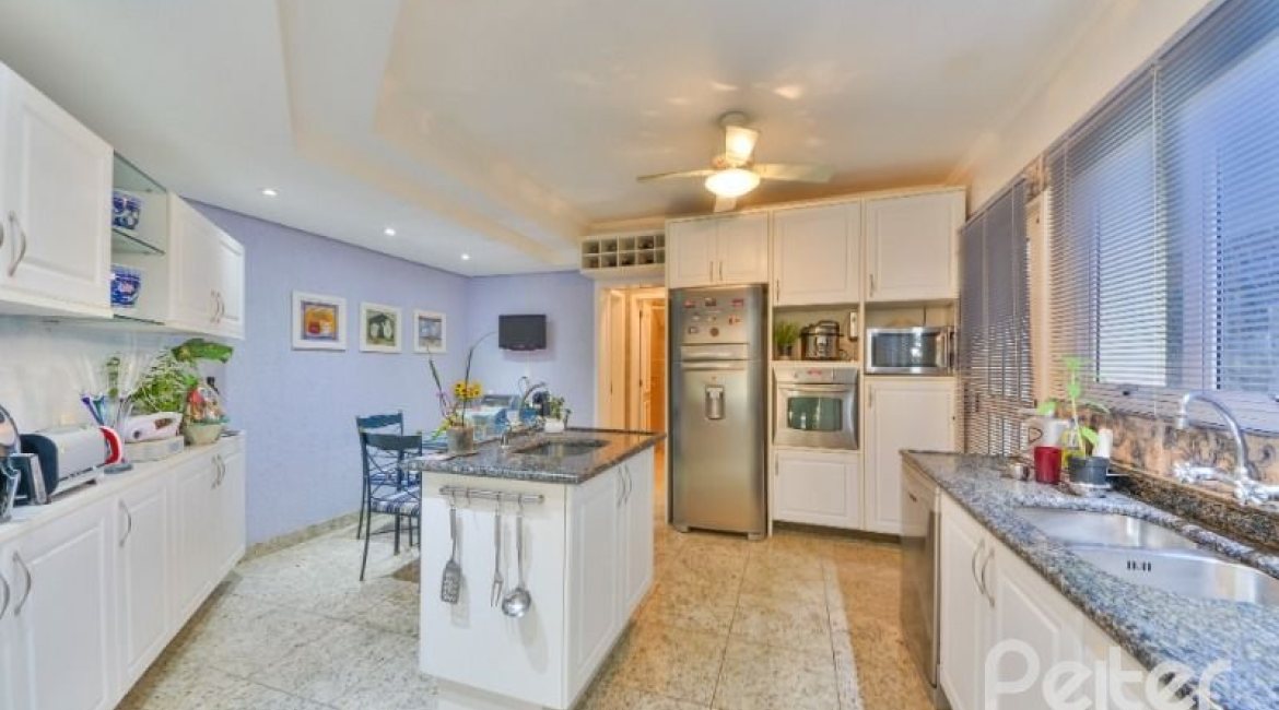 Casa à venda com 399m², 3 dormitórios, 3 suítes, 4 vagas, no bairro Nonoai em Porto Alegre