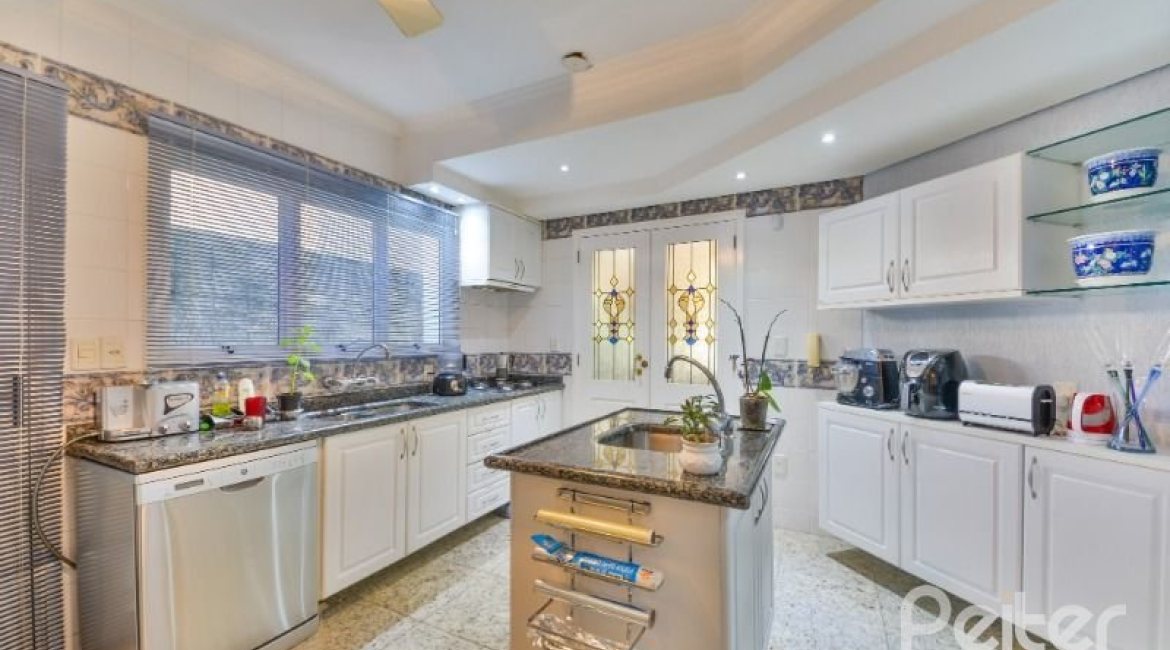 Casa à venda com 399m², 3 dormitórios, 3 suítes, 4 vagas, no bairro Nonoai em Porto Alegre