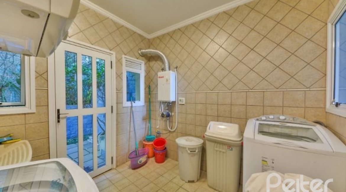 Casa à venda com 399m², 3 dormitórios, 3 suítes, 4 vagas, no bairro Nonoai em Porto Alegre